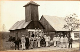 Hasiči před hasičskou zbrojnicí.